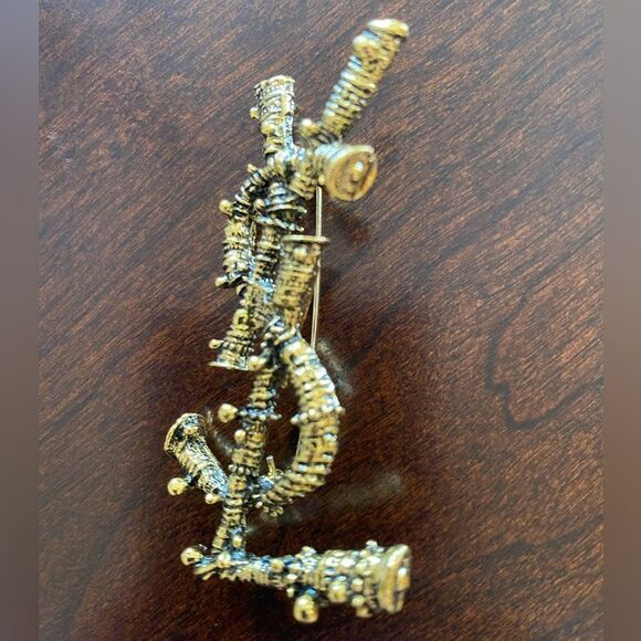 Classic Brooch - Picture 3 of 12